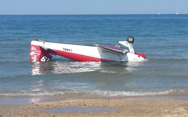 Um dos aviões caiu no mar (Foto: AP)