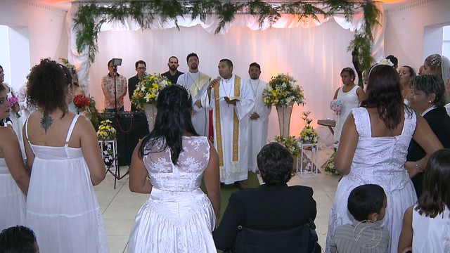 Casamento contou com 12 casais que oficializaram união civil (Foto: Reprodução/TV Cabo Branco)
