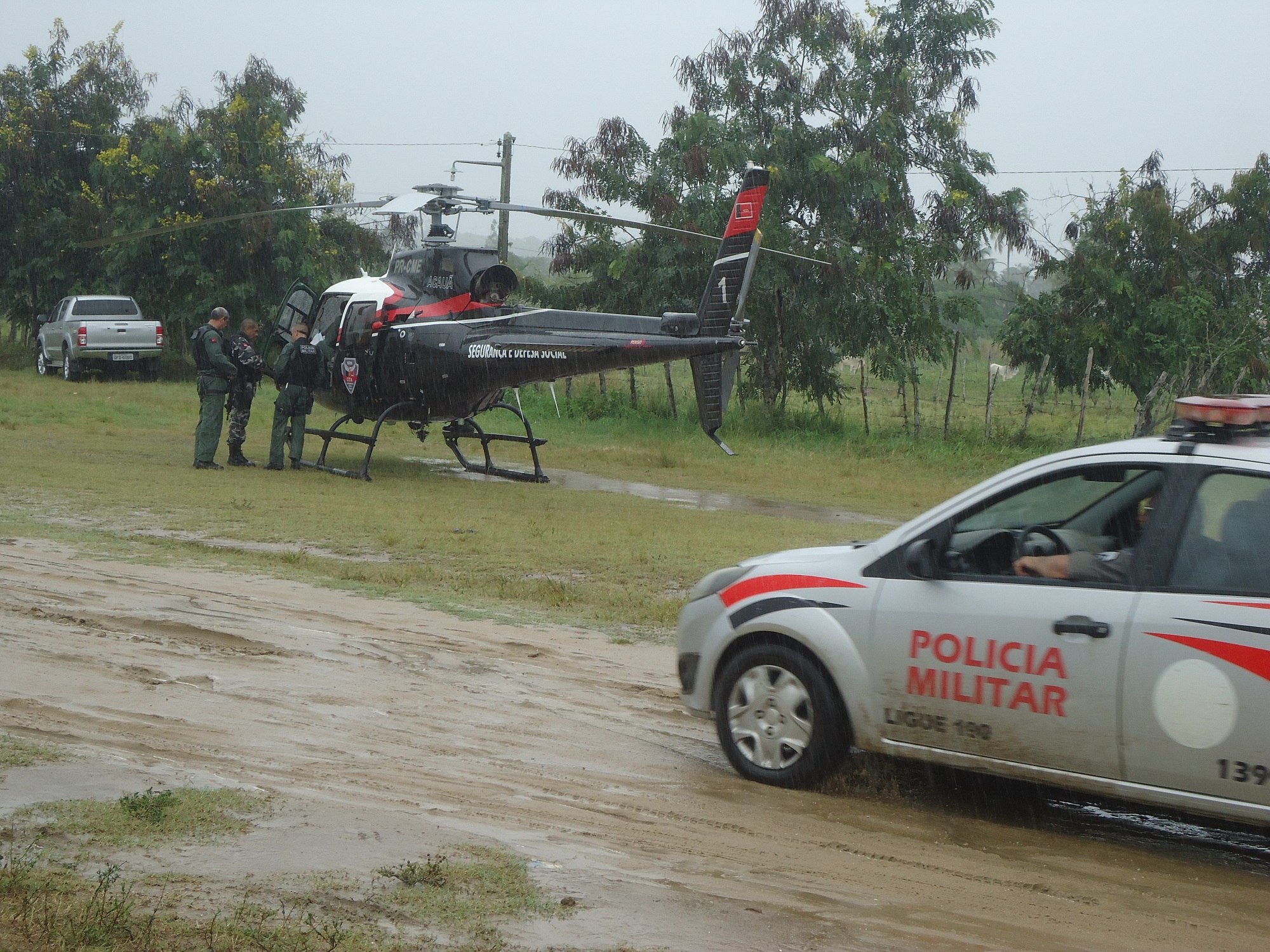 Com apoio do helicóptero da Seds, polícia continuou buscas neste sábado (Foto: Fabiano Lopes / Manchete PB )