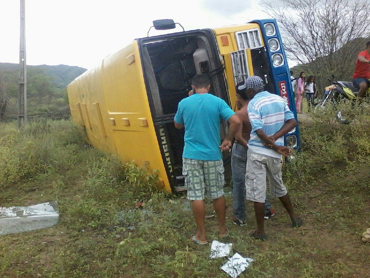 Ônibus tombou em barranco de estrada de terra na zona rural de Riachão (Foto: Reprodução/Whatsapp)