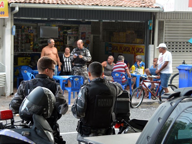 Polícia Militar foi acionada após troca de tiros em bar, próximo ao Espaço Cultural José Lins do Rego (Foto: Walter Paparazzo)