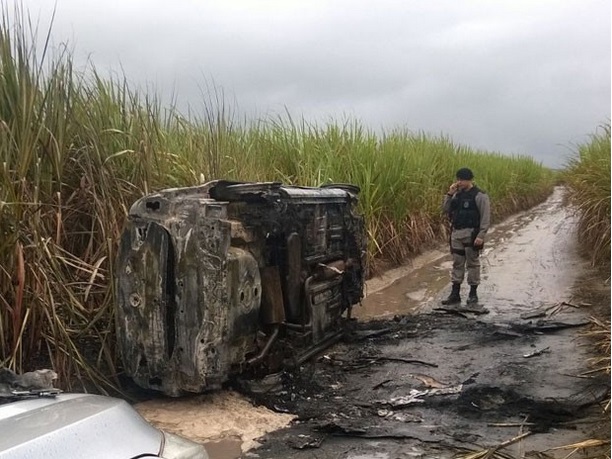 Carro da vítima, utilizado no sequestro, foi encontrado queimado (Foto: Aquino Silva Júnior/Arquivo pessoal)