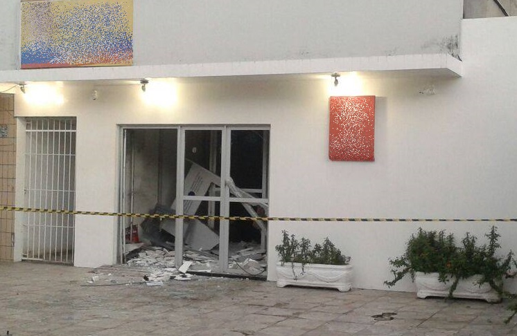 O posto de atendimento de um banco particular foi alvo de explosão na madrugada desta sexta (Foto: Reprodução/Whatsapp)