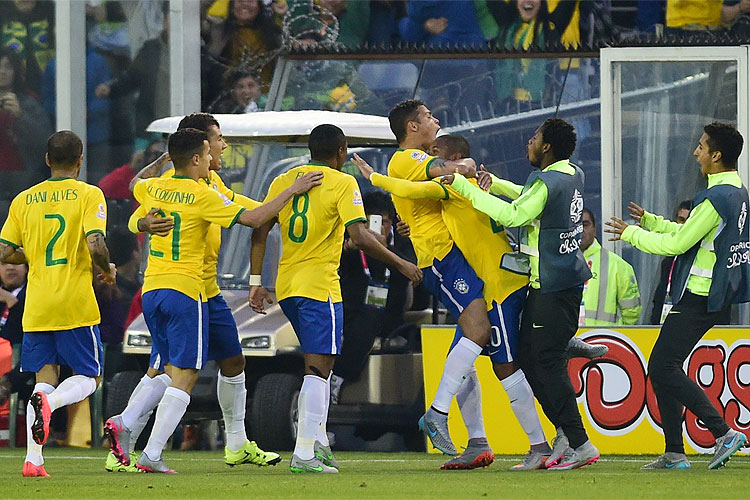 Jogadores da Seleção Brasileira comemoram com Thiago Silva, autor do primeiro gol em Santiago