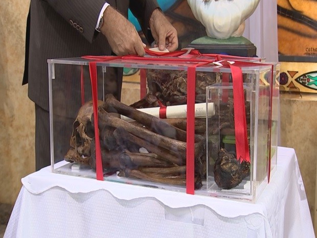 Restos mortais, inclusive o coração, foram expostos durante missa no domingo (Foto: Reprodução / TV TEM)