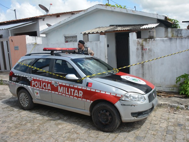 Corpo da vítima estava no chão da casa, na comunidade Gauchinha, em João Pessoa (Foto: Walter Paparazzo)