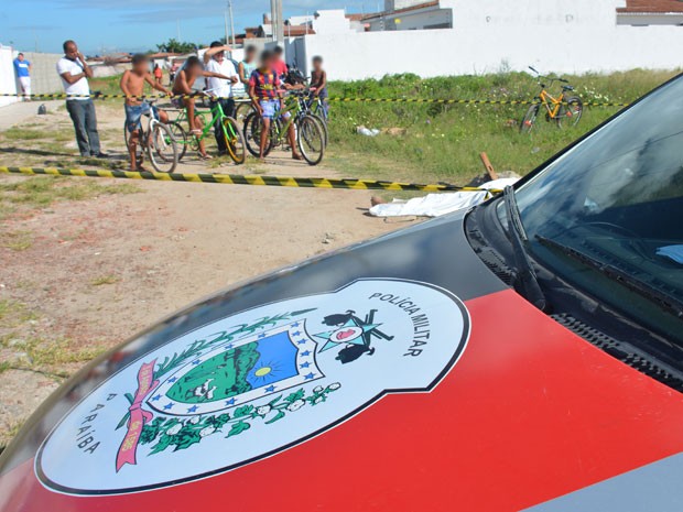 Homicídio foi registrado pela polícia no Jacaré, em Cabedelo, no início da manhã deste sábado (Foto: Walter Paparazzo)
