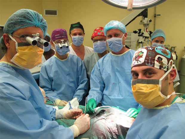 Cirurgiões são vistos durante cirurgia de transplante de pênis realizada em dezembro na África do Sul (Foto: Divulgação/Stellenbosch University)