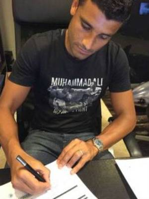 Ederson assina contrato com o Flamengo (Foto: Divulgação)