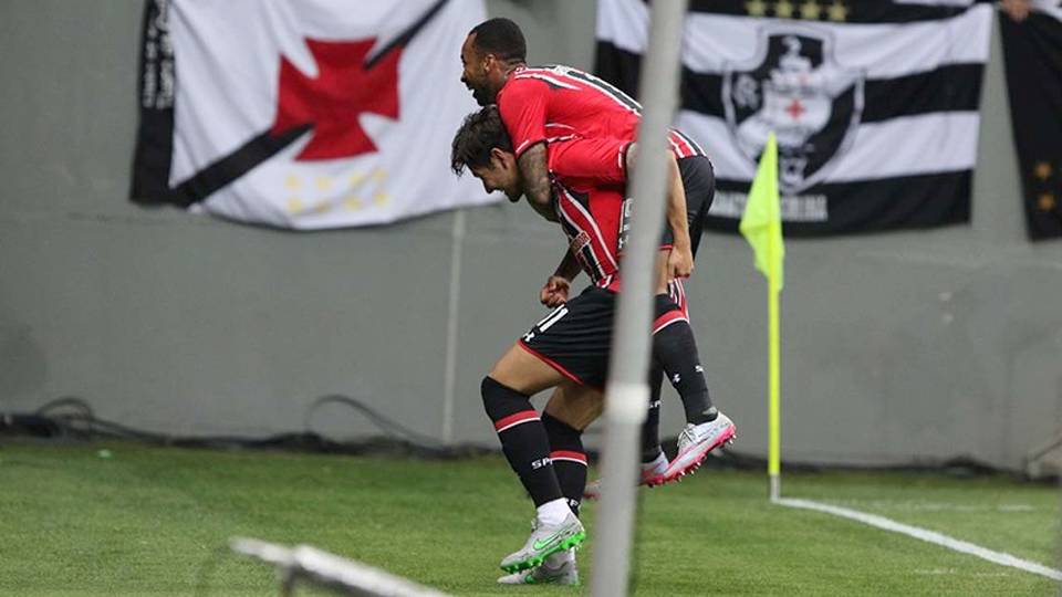 Pato e Wesley comemora: dupla marca, e São Paulo goleia o Vasco (Foto: Rubens Chiri)