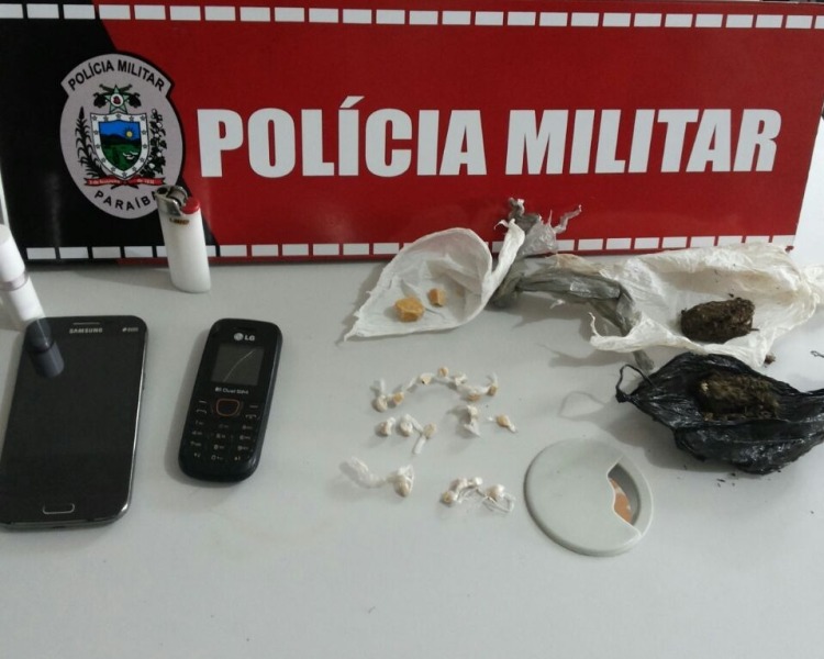 Drogas e objetos apreendidos com os adolescentes (Foto: Divulgação/PM)