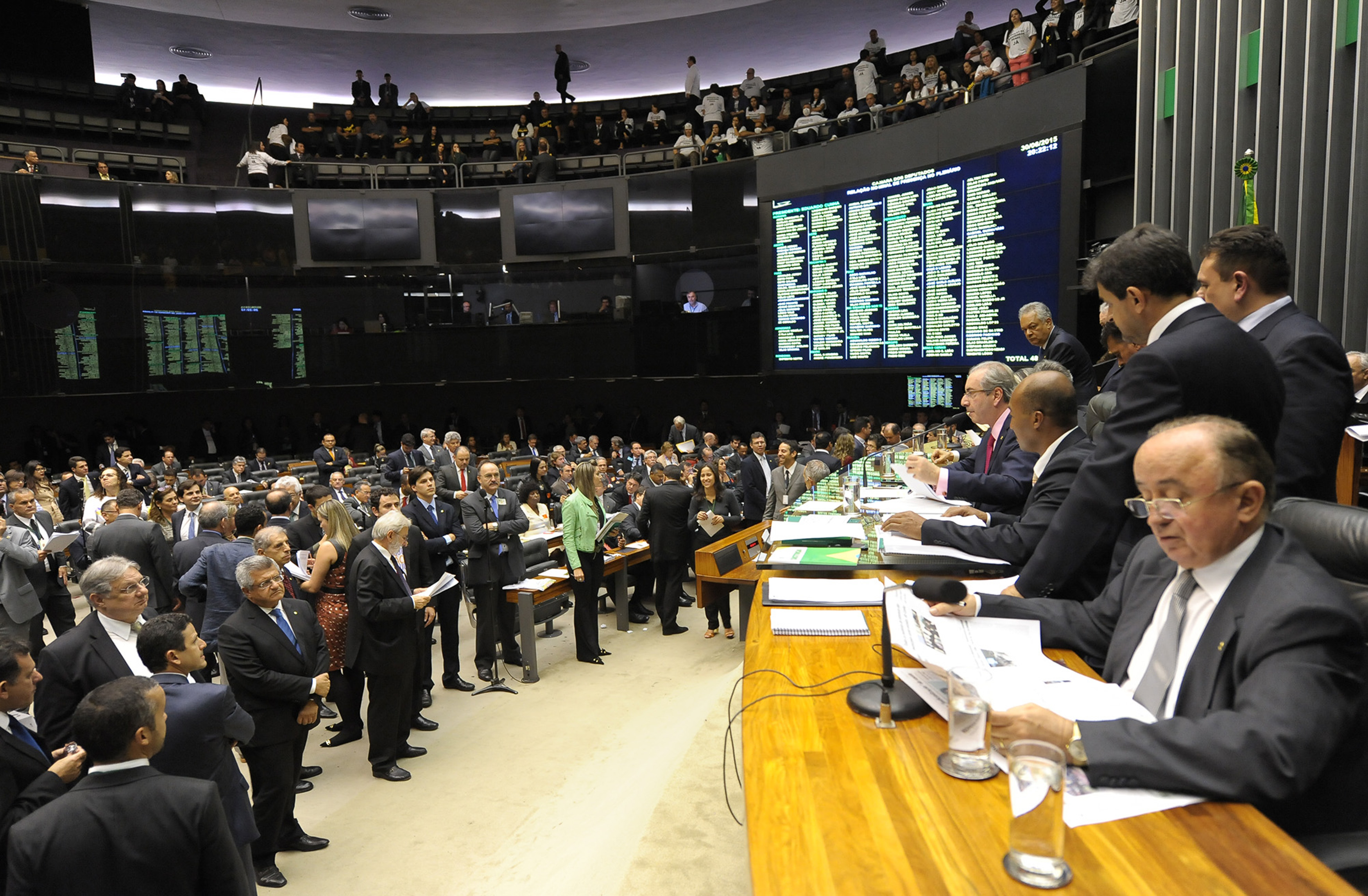 30/06/2015 -Brasília – DF – Brasil – Sessão no plenário da Câmara que discutirá a proposta de redução da Maioridade penal (PEC 171/93). Na foto, deputados se inscrevem para falar na sessão plenária. Foto: Gustavo Lima/ Câmara dos Deputados