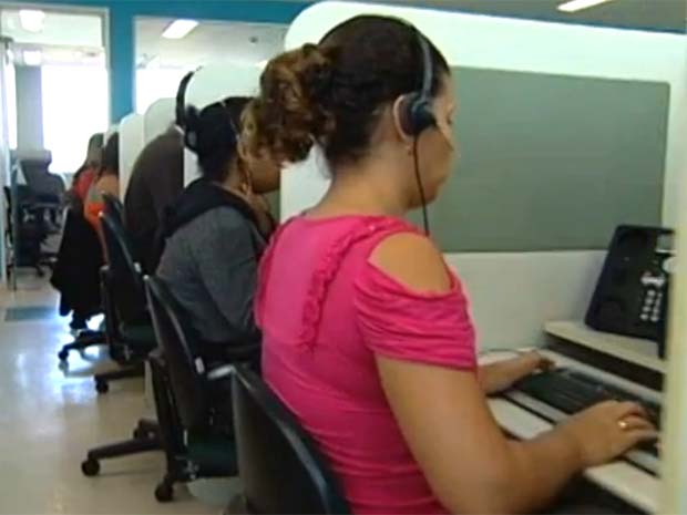 Empresas contratam atendentes de call center
(Foto: Reprodução)
