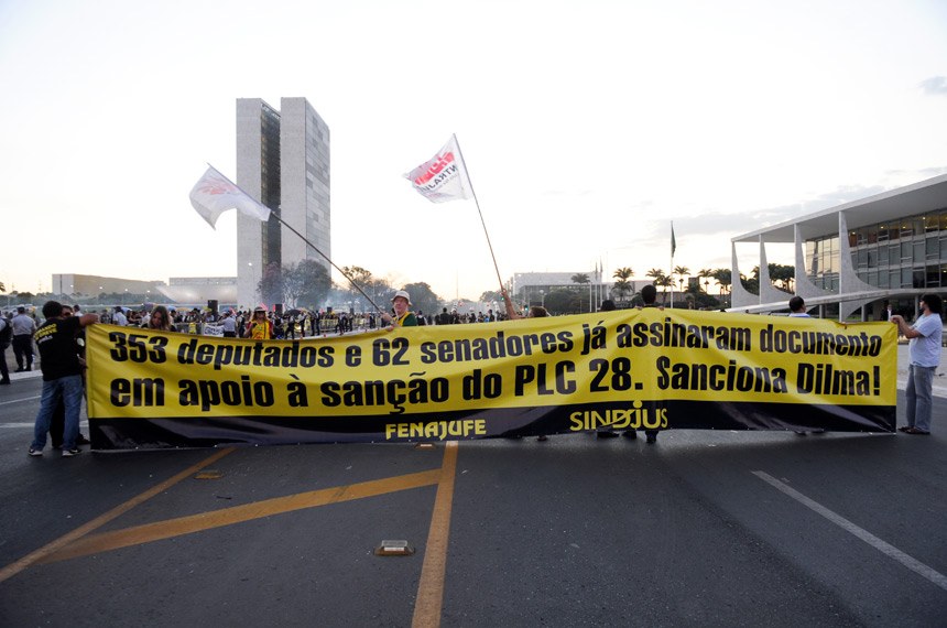 Manifestação dos servidores da Justiça Federal em frente ao Palácio do Planalto (Foto: Ana Volpe/Senado Federa)