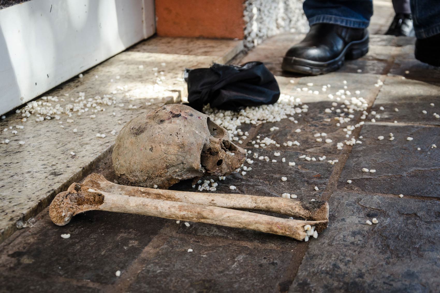 Ossada humana foi encontrada e em frente ao salão de velório da Igreja São Judas Tadeu, em Franca (SP) (Foto: Igor do Vale/Estadão Conteúdo)