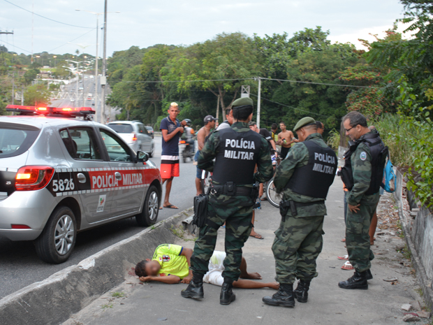 Suspeito de assaltos foi agredido pela população (Foto: Walter Paparazzo)