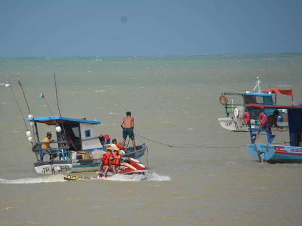 Embarcação ficou à deriva por cerca de duas horas em João Pessoa (Foto: Walter Paparazzo)