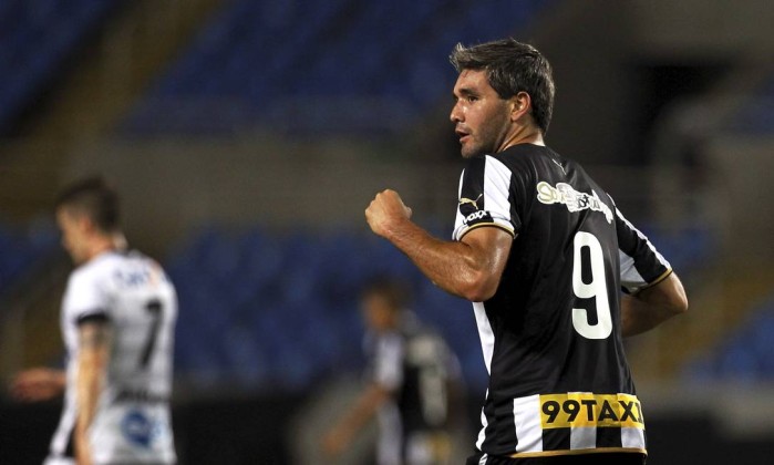 Com dois gols, Navarro foi o artilheiro da noite - (Foto: Cezar Loureiro / Agência O Globo)