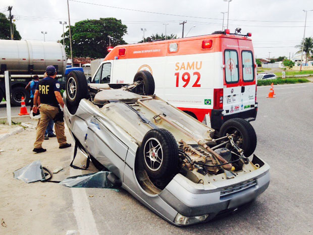 Carro capotou após colidir com caminhão na BR-101, no Costa e Silva (Foto: Walter Paparazzo)