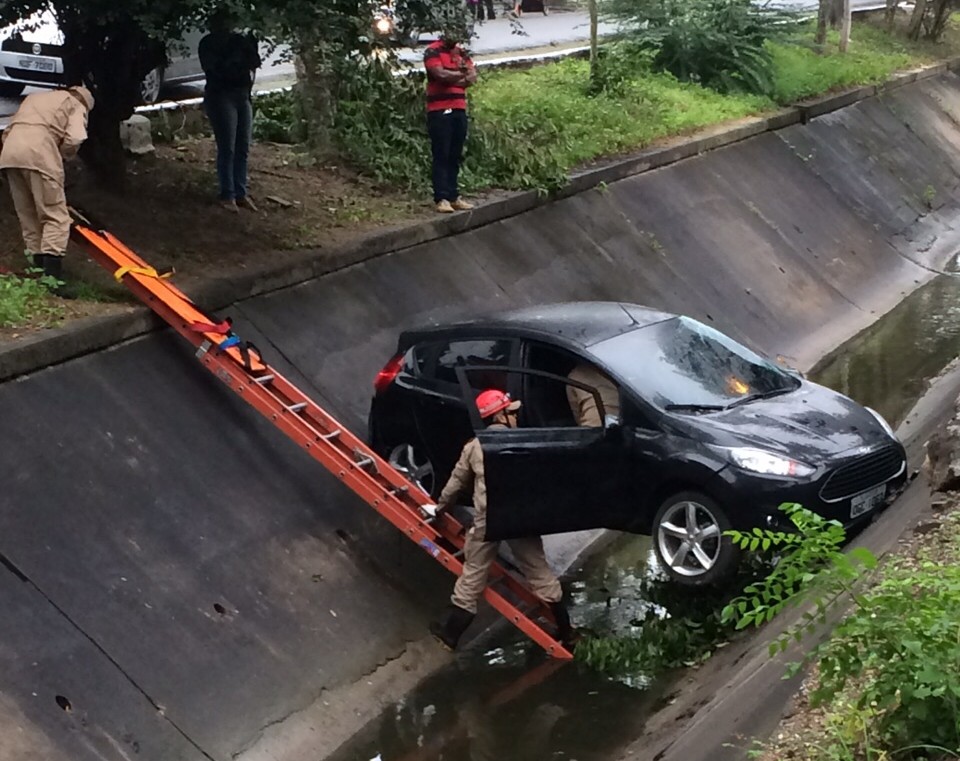 Carro bateu em mureta de proteção e caiu em um canal de Campina Grande (Foto: Laisa Grisi)