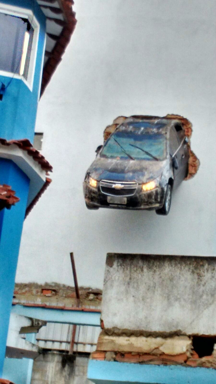 Motorista acelera em garagem e carro fica
pendurado (Foto: Divulgação/Polícia Militar)