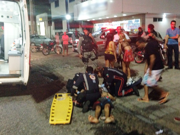 Jovem foi atendido pelo Samu após ser baleado na
Avenida Epitácio Pessoa, em João Pessoa (Foto: Walter Paparazzo)