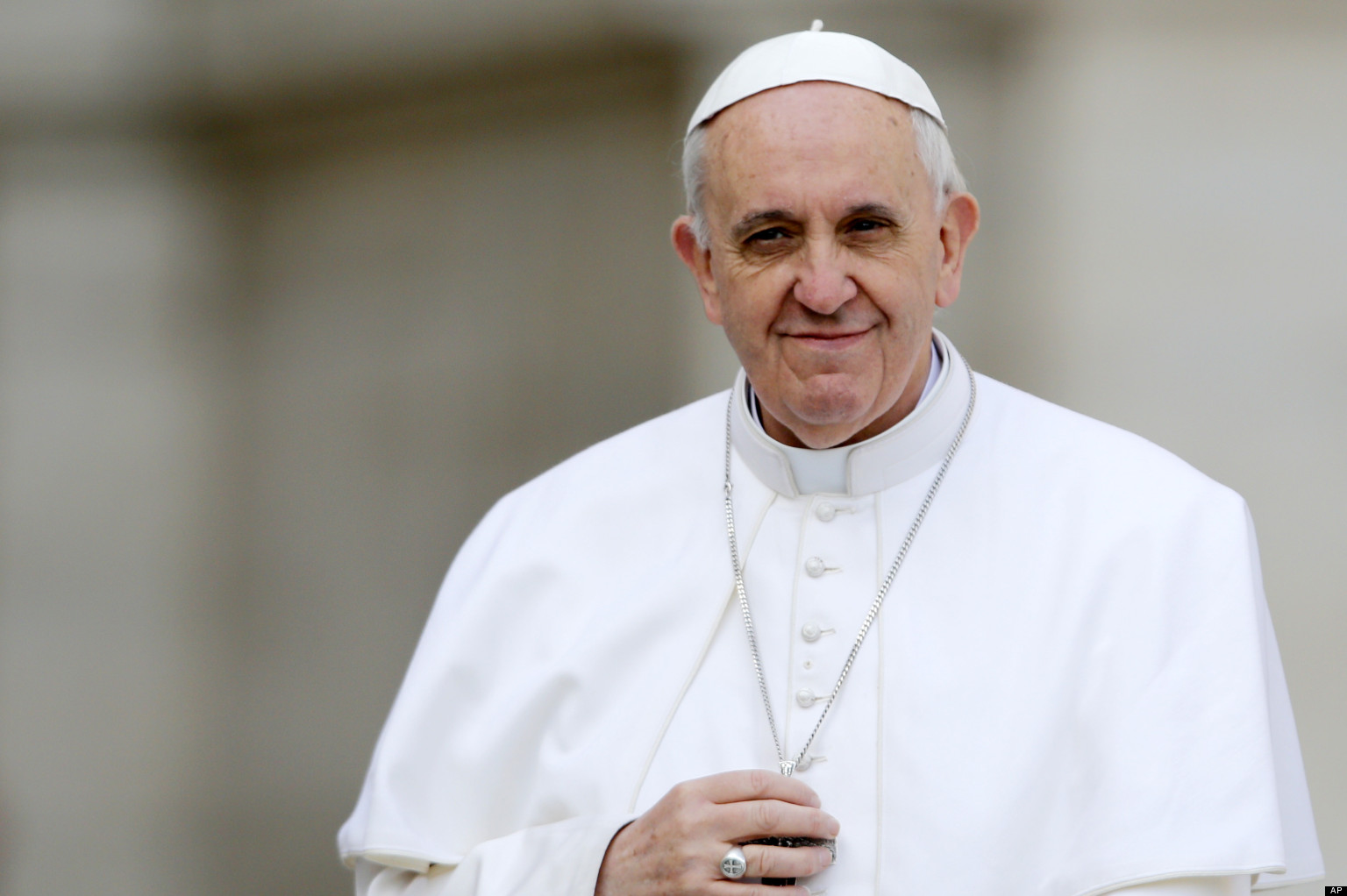 El papa Francisco toca su crucifijo mientras lo conducen a través de la multitud durante su audiencia general inaugural, en la Plaza de San Pedro, en el Vaticano, el miércoles 27 de marzo de 2013. Francisco pidió el miércoles que se ponga fin a la violencia y los saqueos relacionados con el golpe de estado del fin de semana en la República Centroafricana, en su primera apelación de ese tipo por la paz desde que se convirtió en papa. (AP foto/Andrew Medichini)