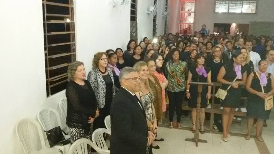 Público durante culto de inauguração do templo