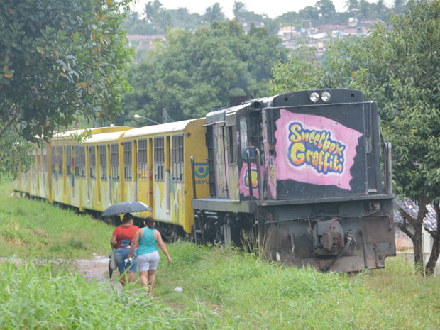 Trem parou no meio do caminho, na Ilha do Bispo, em João Pessoa após pane elétrica (Foto: Walter Paparazzo)