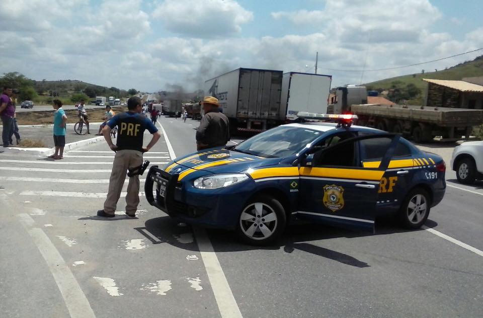 Rodovia só foi liberada após conversas dos moradores com a PRF (Foto: ManchetePB)