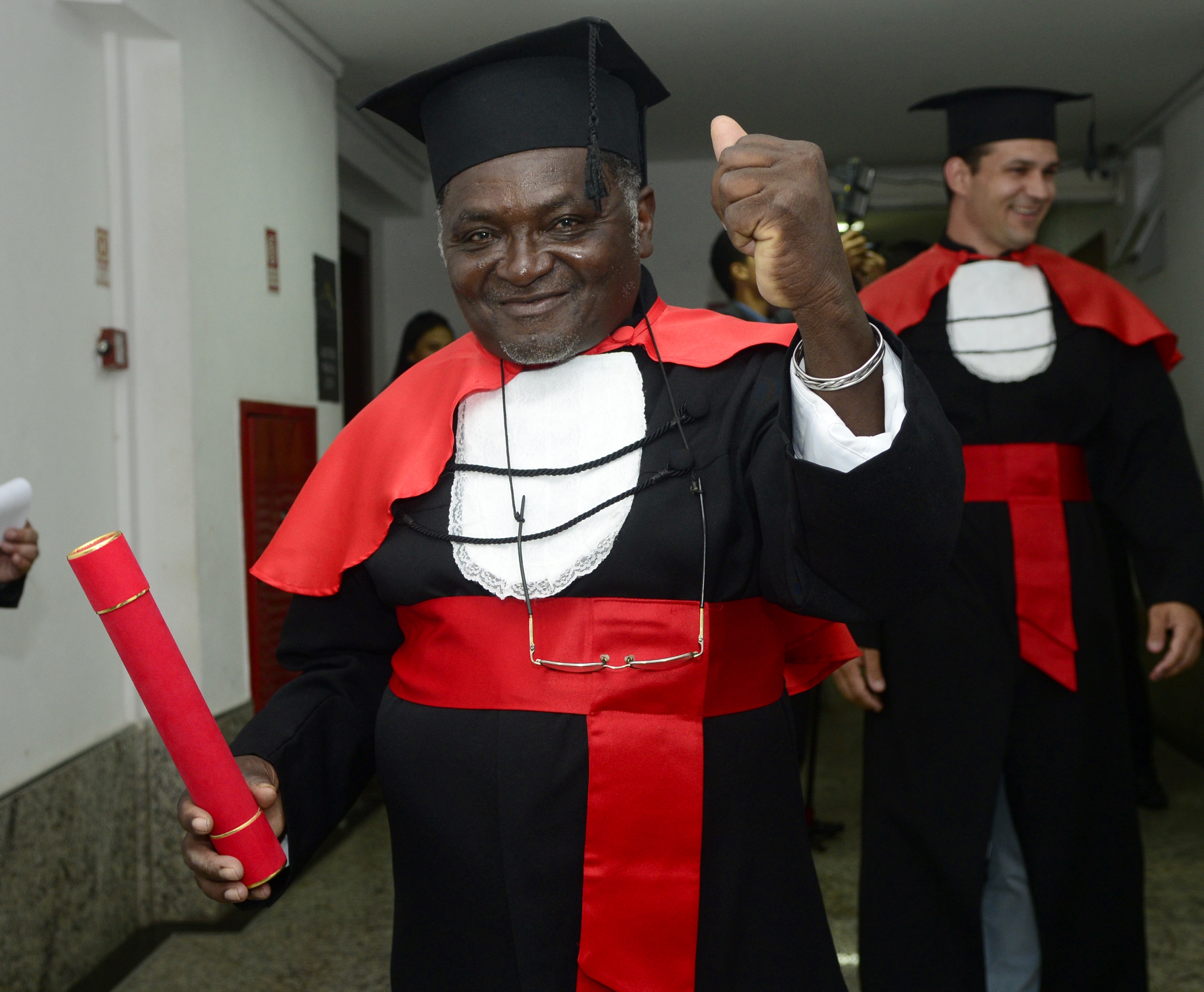 Pedreiro realiza sonho e recebe diploma de graduação em Direito (Foto: Ricardo Medeiros/ A Gazeta)