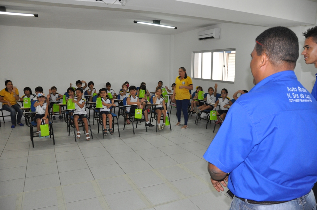 Alunos receberam dicas de trânsito dos profissionais da autoescola (Foto: Divulgação)