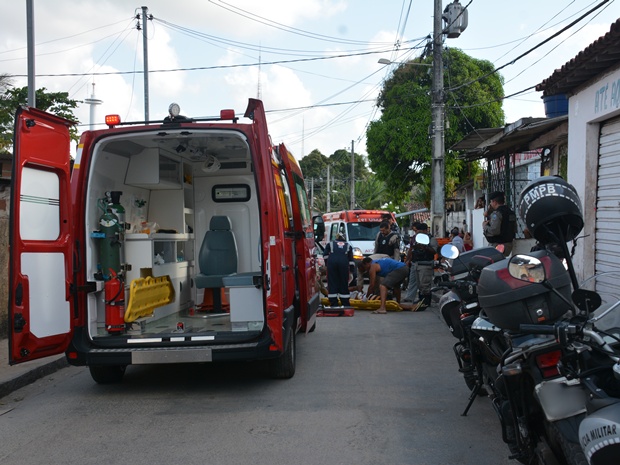 Vítimas foram socorridas pelos Bombeiros e pelo Samu, e encaminhadas para o Hospital de Emergência e Trauma de João Pessoa (Foto: Walter Paparazzo)