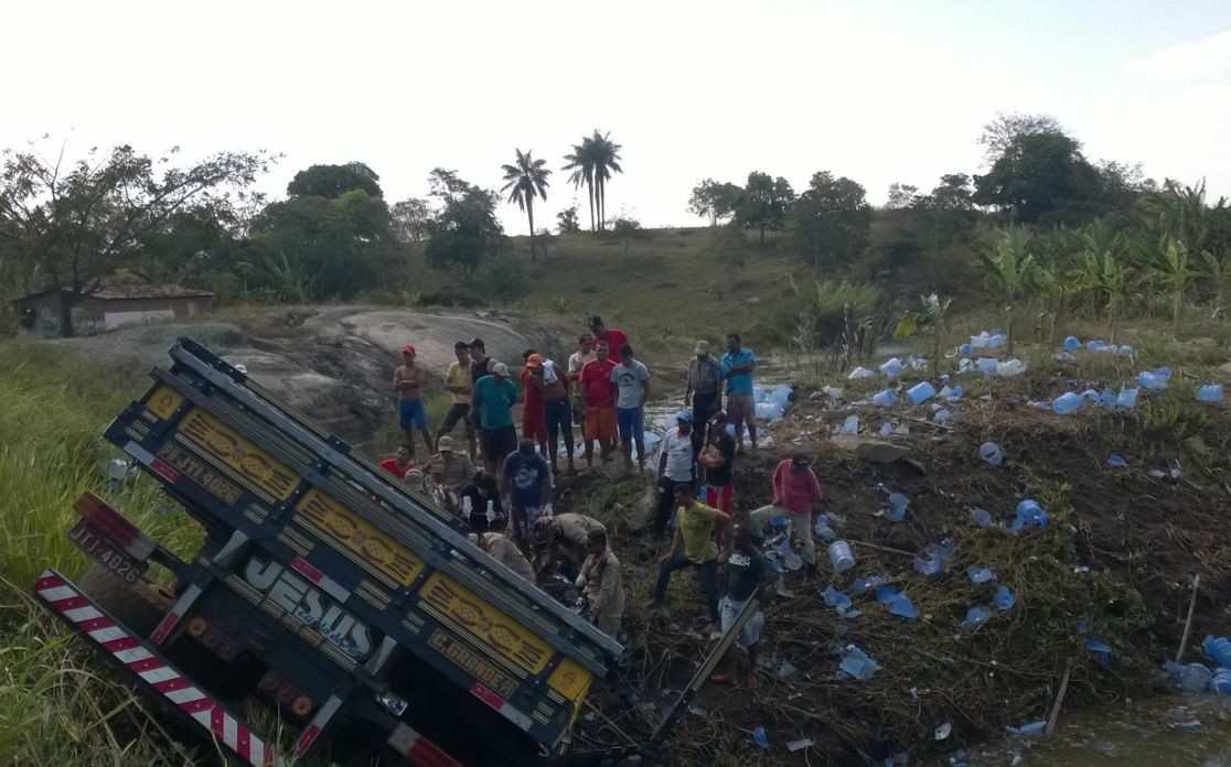 Caminhão transportava água mineral Foto: Reprodução/Whatsapp)