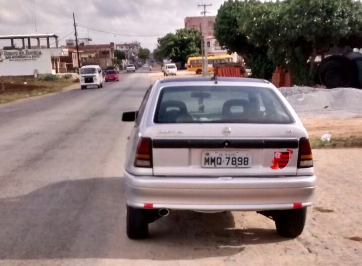 Homem estava em um carro branco