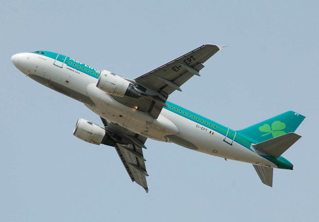 Avião da companhia irlandesa Aer Lingus; empresa investiga morte de brasileiro em voo (Foto: Adrian Pingstone/Creative Commons)