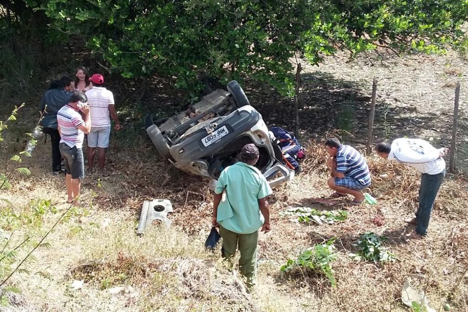 Carro caiu em um barranco (Foto: Diamante Online)