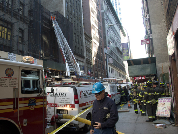 Bombeiros se reúnem em local onde um prédio que estava sendo demolido desabou em Manhattan, NY, na sexta (30) (Foto: AP Photo/Bebeto Matthews)