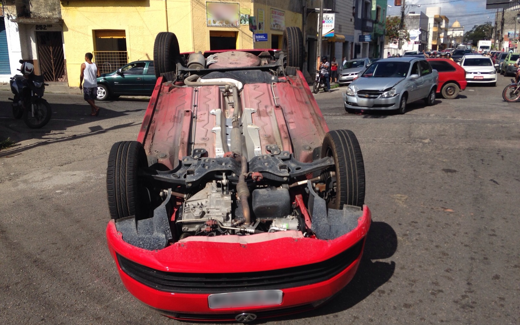 Testemunhas contaram que um dos motoristas teria passado no sinal vermelho quando foi atingido pelo outro carro (Foto: Walter Paparazzo)