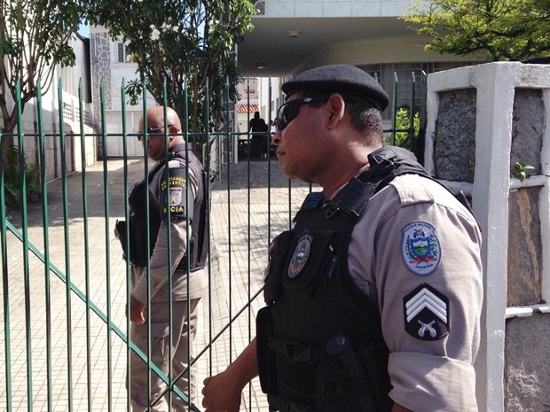 Polícia Militar esteve na casa do idoso para isolar a cena do crime (Foto: Walter Paparazzo)