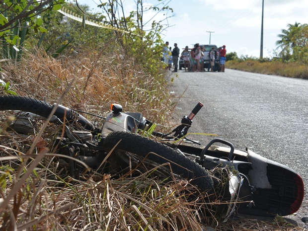 Os dois jovens que estavam na moto morreram na hora (Foto: Walter Paparazzo)