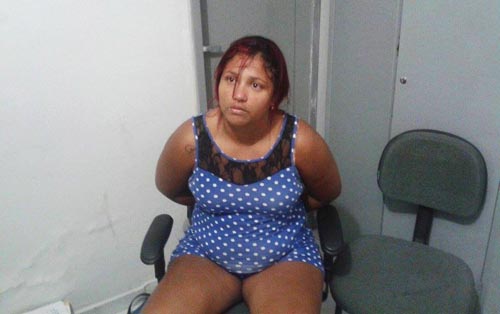 Mulher foi presa após operação das polícias Civil e Militar (Foto: Reprodução/WhatsApp)