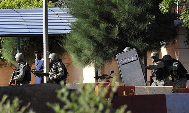 Soldados no cerco ao hotel Radisson Blu, invadido por homens armados (Foto: Habibou Koyate/AFP)