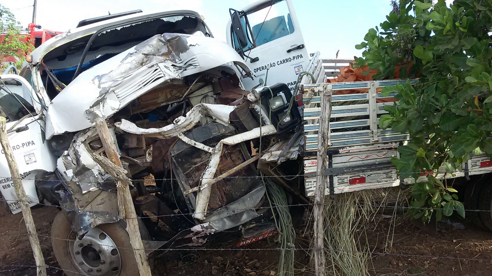 Cabines dos veículos ficaram destruídas (Foto: Reprodução/WhatsApp)