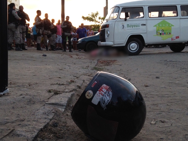 Suspeitos caíram da motocicleta após bater em carro e foram espancados pela população, um foi morto com um tiro e o outro fugiu (Foto: Walter Paparazzo)