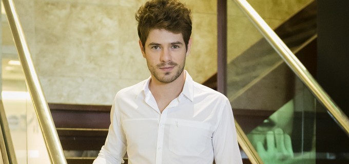 Maurício Destri em cena de I Love Paraisópolis, na qual contracenou com Bruna Marquezine