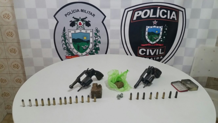 Além das prisões, os policiais apreenderam armas, munições, drogas e uma moto (Foto: Divulgação)