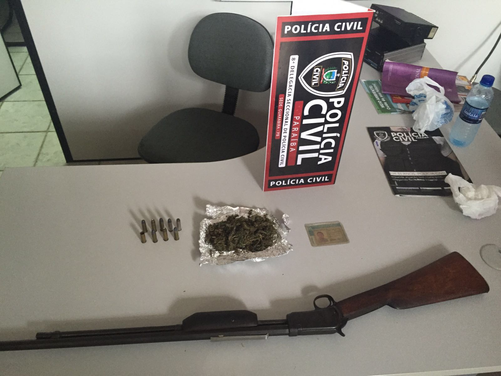 Policiais apreenderam arma e droga com o suspeito Foto: Divulgação/Polícia Civil)