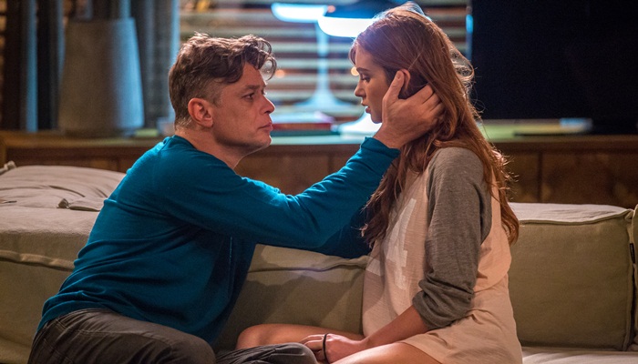 Fábio Assunção (Arthur) e Marina Ruy Barbosa (Eliza) em cena de Totalmente Demais