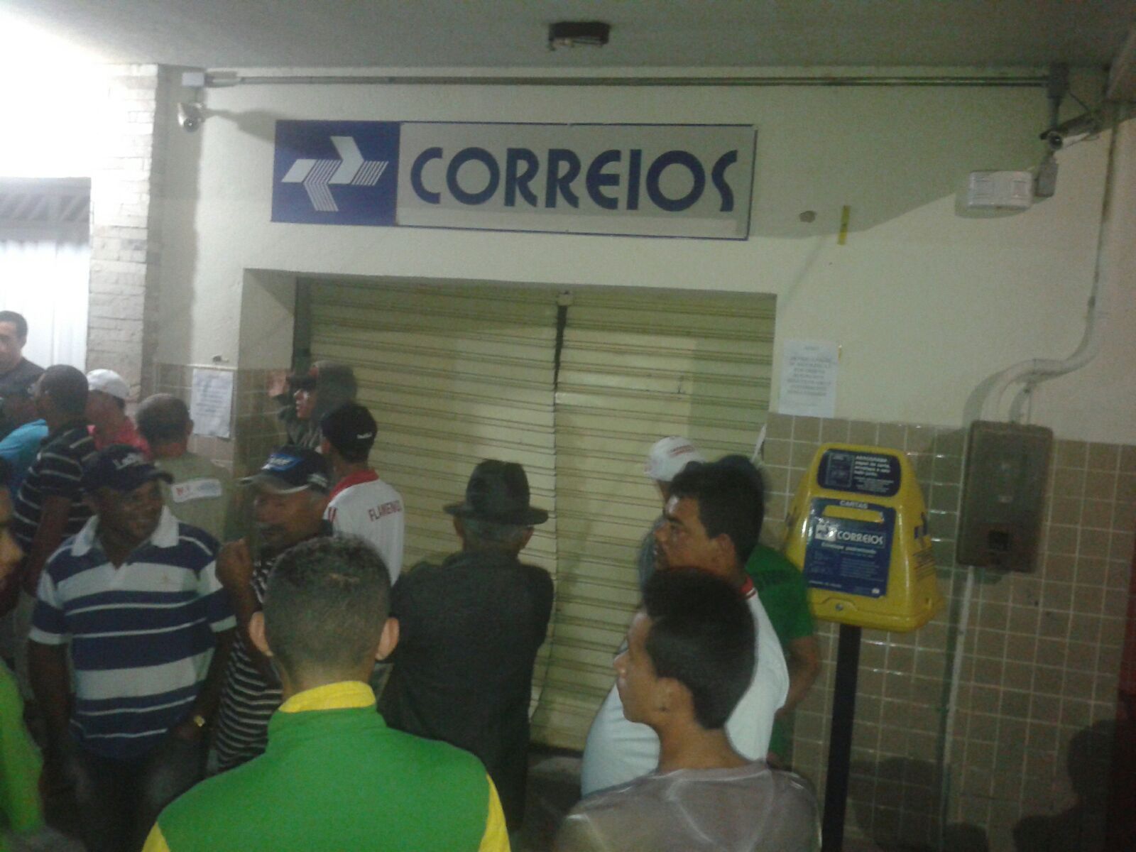 Cofre da agência dos Correios foi explodido por grupo fortemente armado (Foto: Reprodução/WhatsApp)